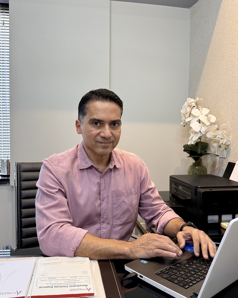 Dr. Marco Crisanto em seu consultório no Angiocenter, em Teresina